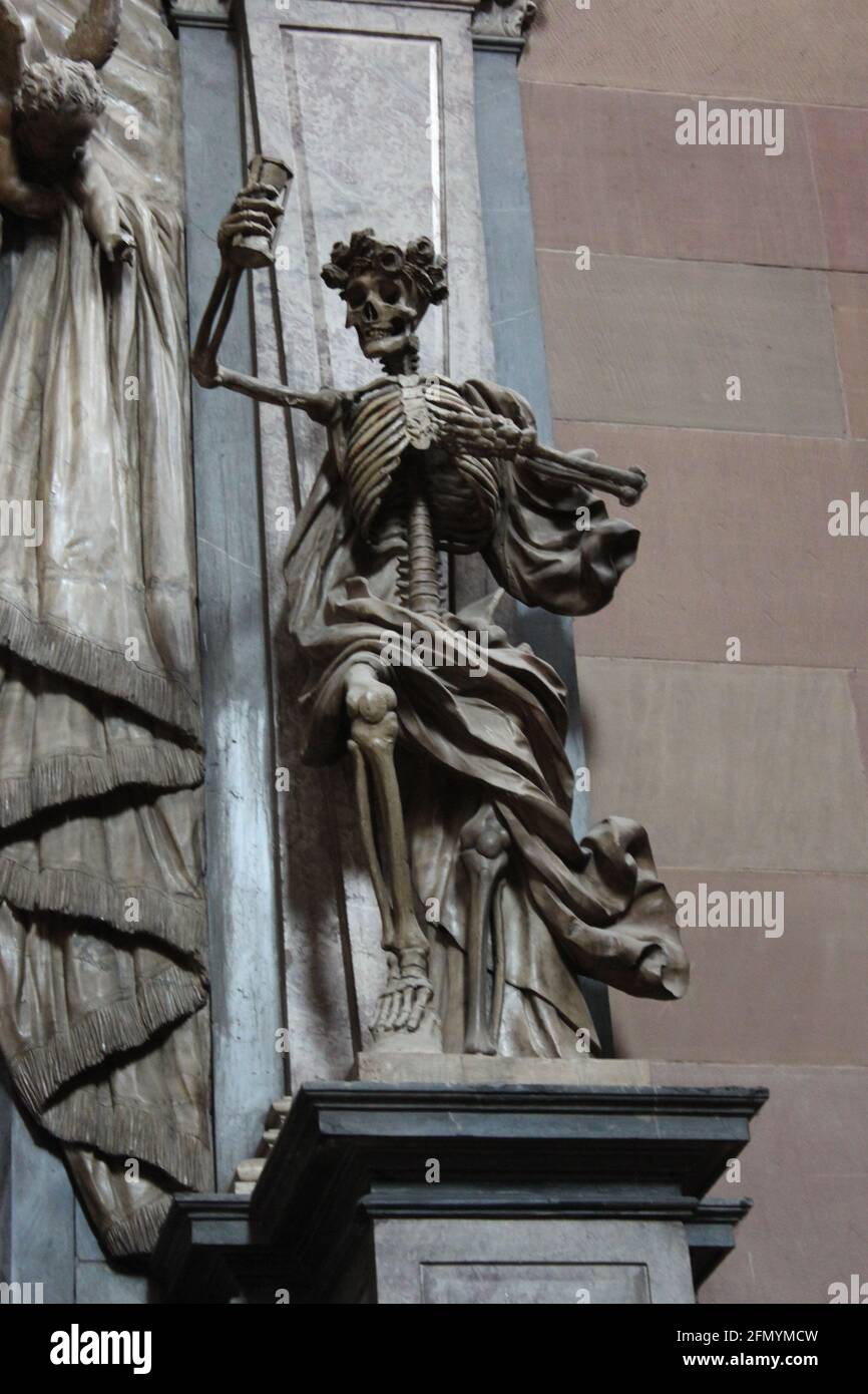 Scheletro statua parte di un fregio nella magnifica Magonza romanica Cattedrale Germania Foto Stock