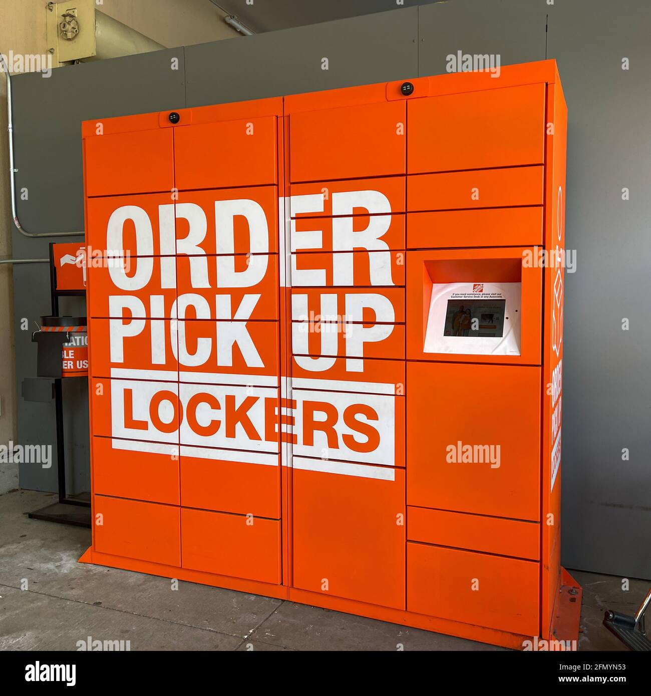 Orlando, FL USA - 26 aprile 2021: Gli armadietti di ritiro dell'ordine per gli ordini in linea ad un deposito domestico immagazzina di miglioramento a Orlando, Florida. Foto Stock