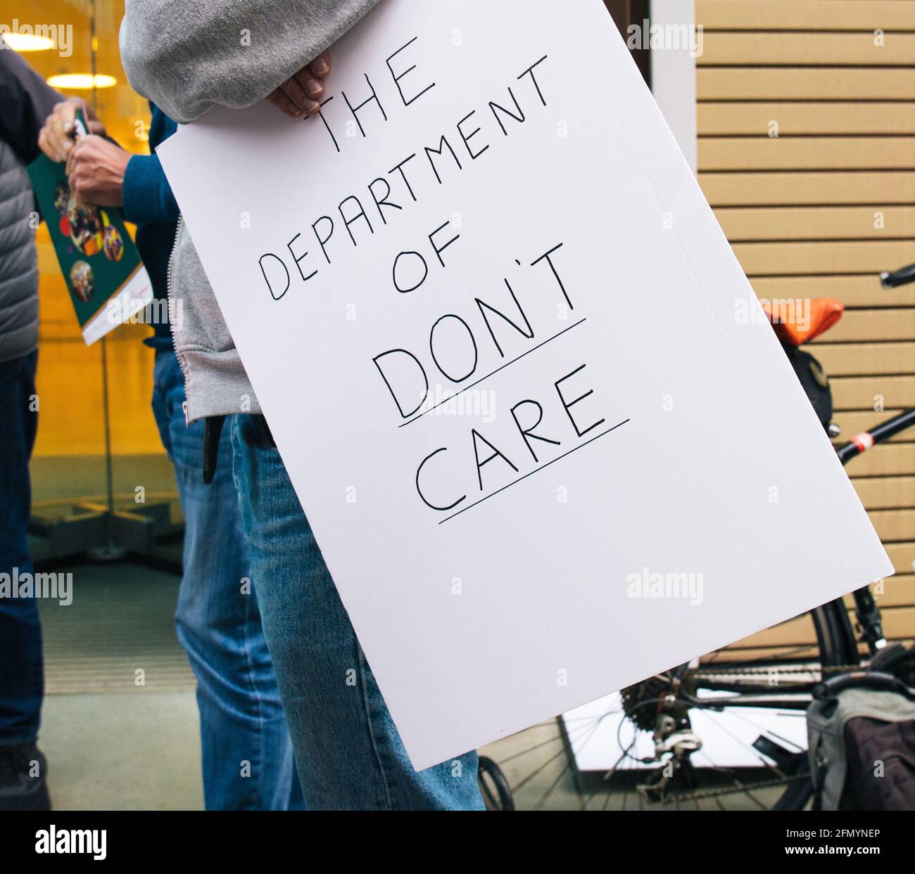 Londra, Regno Unito. 12 maggio 2021. Protesta di orgoglio fuori del Dipartimento di Salute e cura sociale contro gli abusi anziani LGBTQI nelle case di cura. Coloro che provengono dalla generazione più anziana sono discriminati nelle case di cura e, come sosteneva il fronte di liberazione gay, molti si trovano a dover effettivamente tornare nell'armadio. Posters che chiedono il cambiamento sono bloccati sulle finestre del dipartimento di governo Credit: Denise Laura Baker/Alamy Live News Foto Stock
