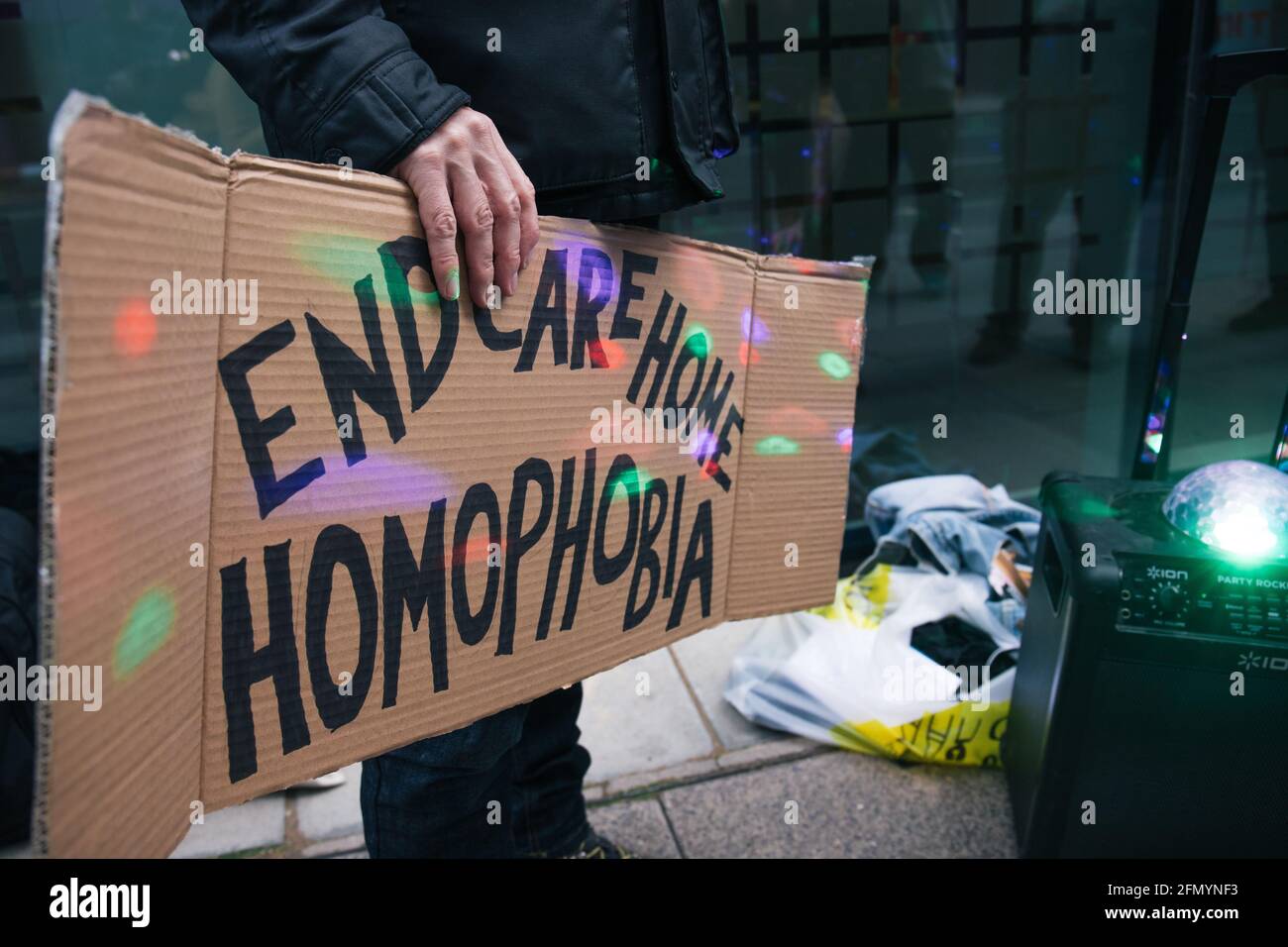Londra, Regno Unito. 12 maggio 2021. Protesta di orgoglio fuori del Dipartimento di Salute e cura sociale contro gli abusi anziani LGBTQI nelle case di cura. Coloro che provengono dalla generazione più anziana sono discriminati nelle case di cura e, come sosteneva il fronte di liberazione gay, molti si trovano a dover effettivamente tornare nell'armadio. Posters che chiedono il cambiamento sono bloccati sulle finestre del dipartimento di governo Credit: Denise Laura Baker/Alamy Live News Foto Stock