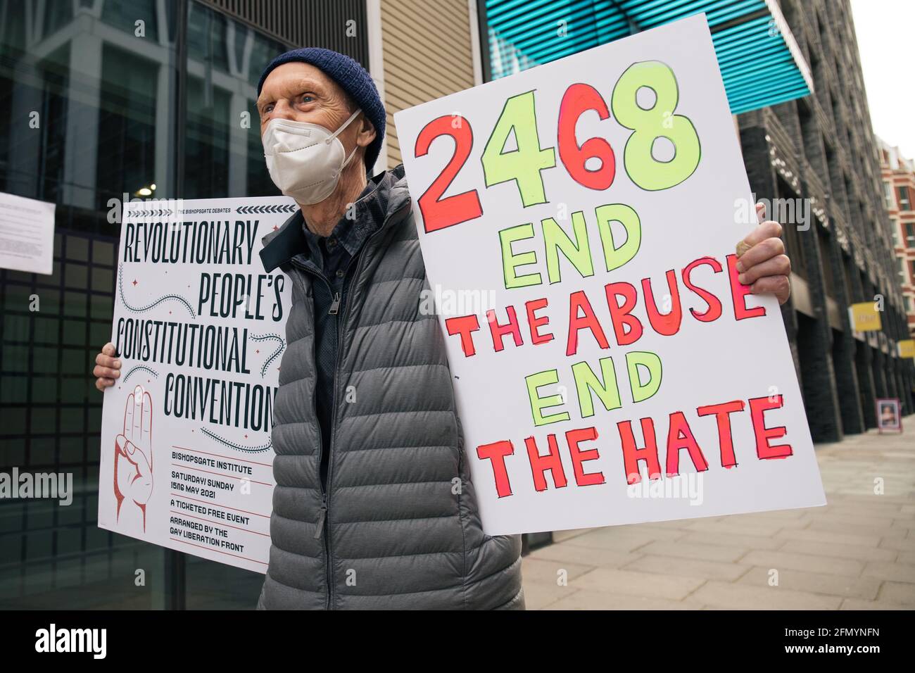 Londra, Regno Unito. 12 maggio 2021. Protesta di orgoglio fuori del Dipartimento di Salute e cura sociale contro gli abusi anziani LGBTQI nelle case di cura. Coloro che provengono dalla generazione più anziana sono discriminati nelle case di cura e, come sosteneva il fronte di liberazione gay, molti si trovano a dover effettivamente tornare nell'armadio. Posters che chiedono il cambiamento sono bloccati sulle finestre del dipartimento di governo Credit: Denise Laura Baker/Alamy Live News Foto Stock