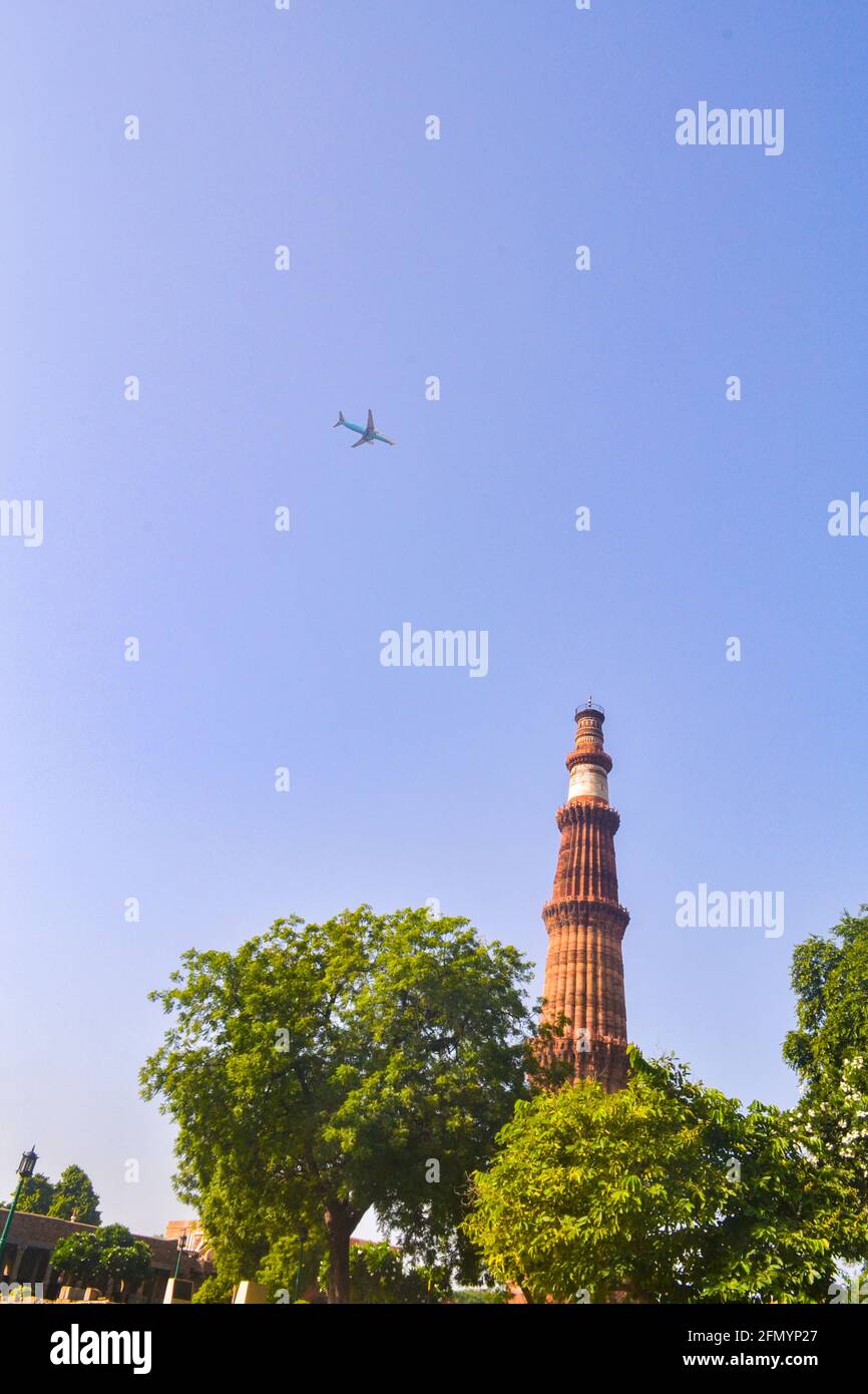 Il Qutb Minar, detto anche Qutub Minar e Qutab Minar, è un minareto e una "torre della vittoria" che fa parte del complesso Qutb, un eroe mondiale dell'UNESCO Foto Stock