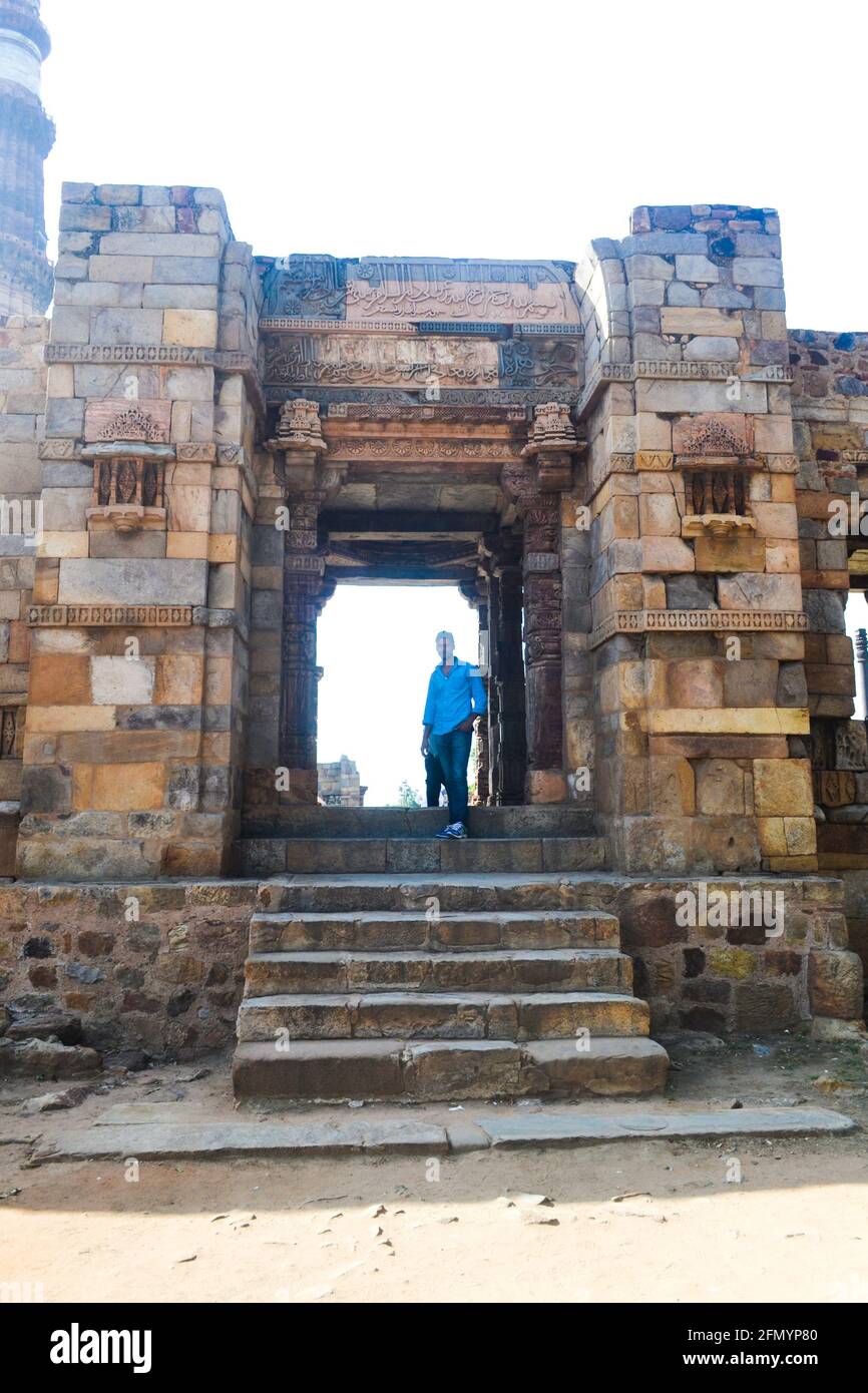 Il Qutb Minar, detto anche Qutub Minar e Qutab Minar, è un minareto e una "torre della vittoria" che fa parte del complesso Qutb, un eroe mondiale dell'UNESCO Foto Stock