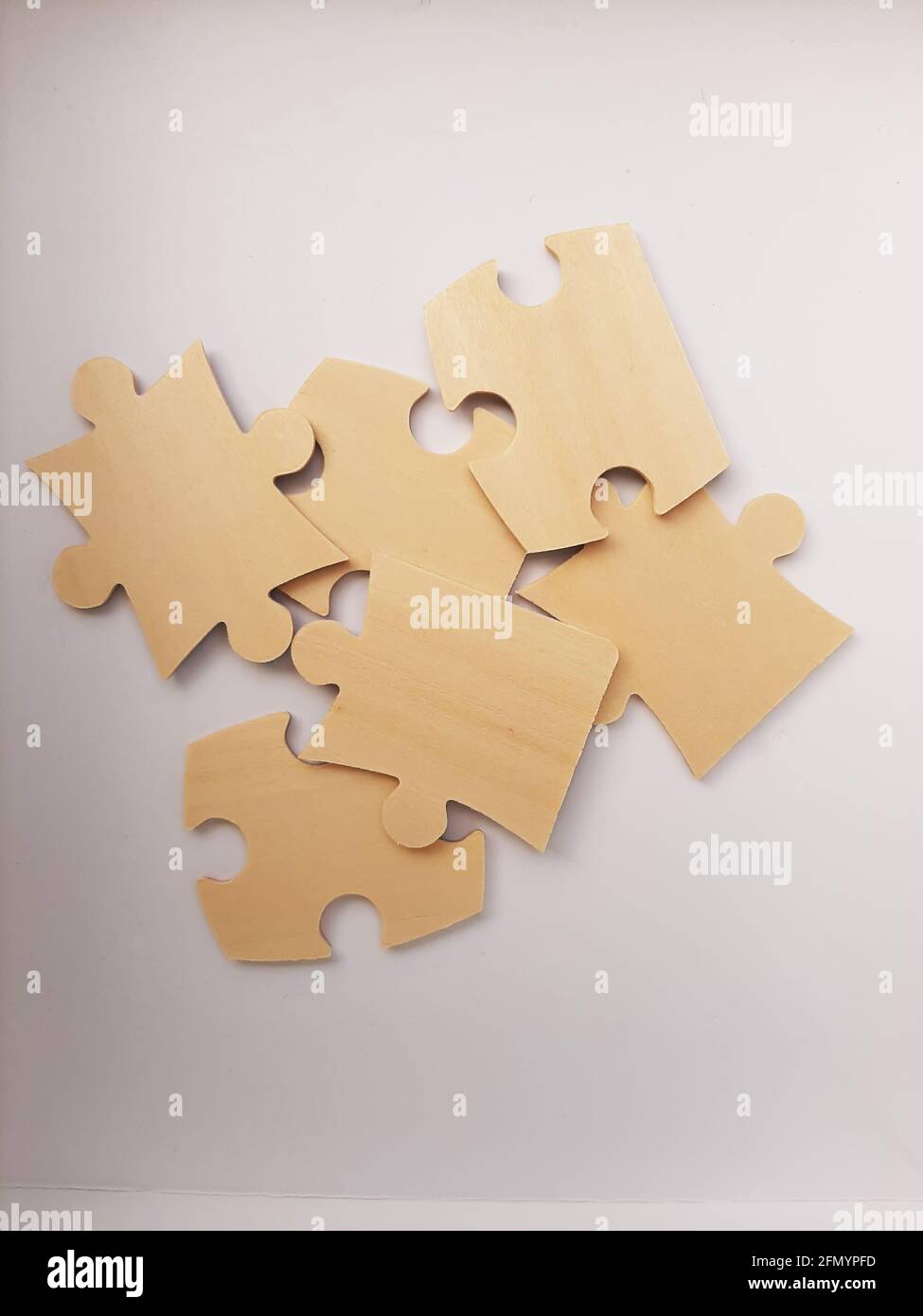 Set di puzzle. Pezzi di puzzle. Completamento del set di puzzle. Foto Stock