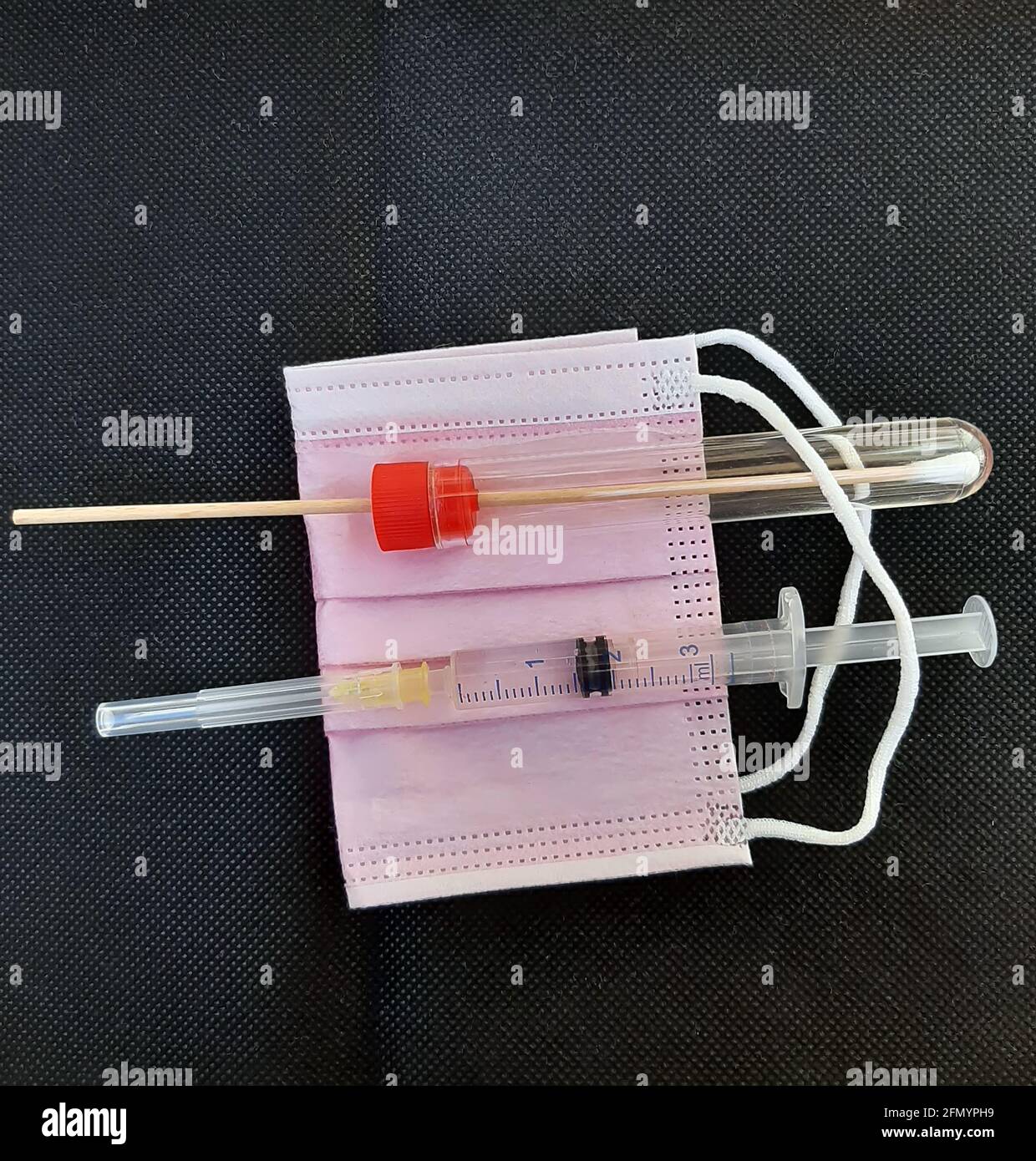 Strumenti di test medici. Strumenti per le prove mediche. Siringa, tampone e maschera protettiva. Foto Stock