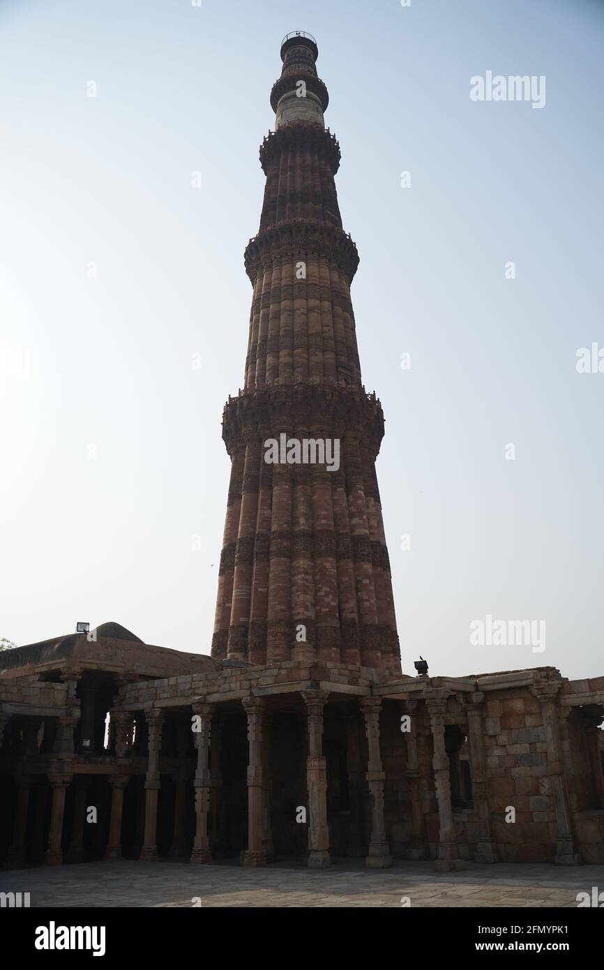 Il Qutb Minar, detto anche Qutub Minar e Qutab Minar, è un minareto e una "torre della vittoria" che fa parte del complesso Qutb, un eroe mondiale dell'UNESCO Foto Stock