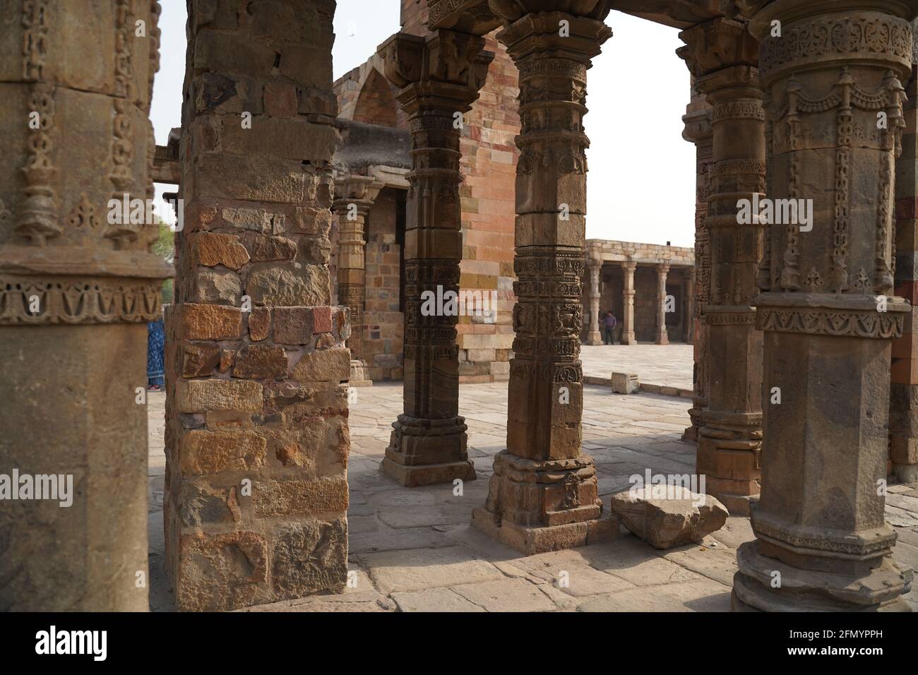 Il Qutb Minar, detto anche Qutub Minar e Qutab Minar, è un minareto e una "torre della vittoria" che fa parte del complesso Qutb, un eroe mondiale dell'UNESCO Foto Stock