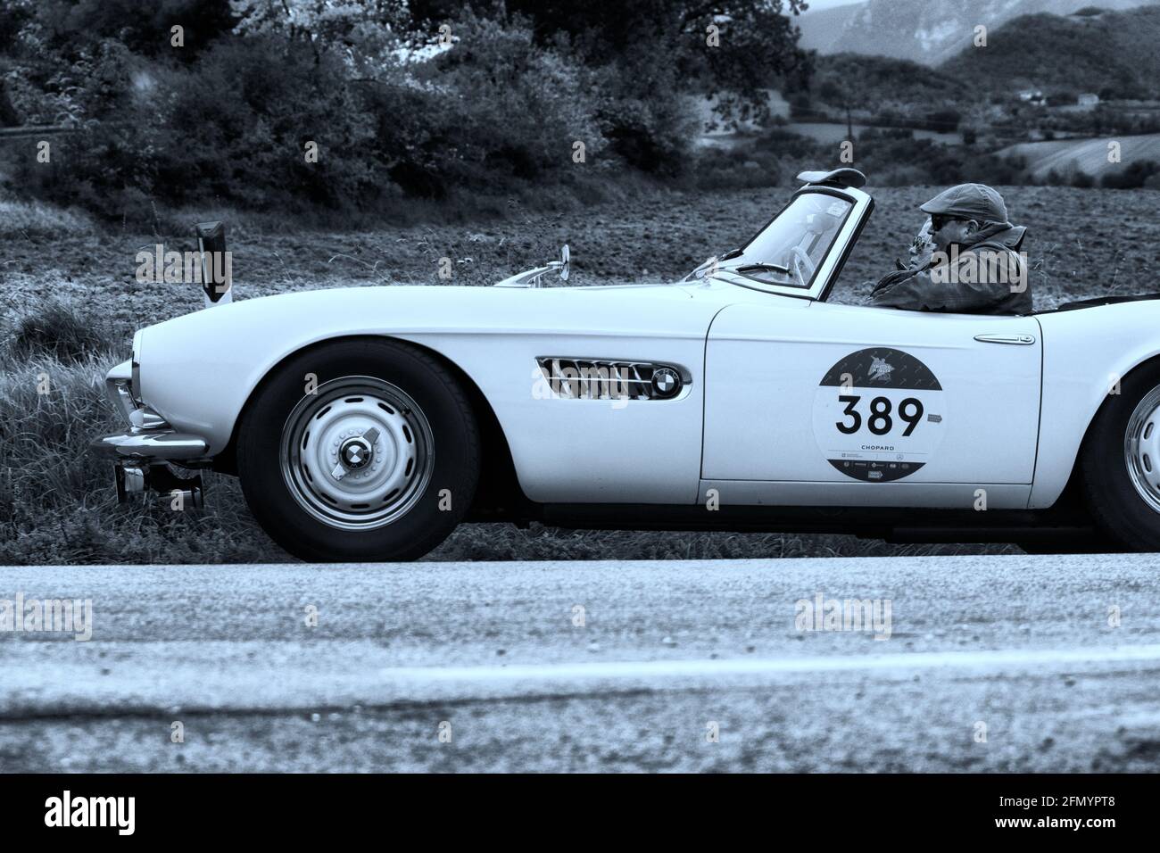 CAGLI , ITALIA - OTT 24 - 2020 : BMW 507 TOURING SPORT 1957 su una vecchia vettura da corsa nel rally Mille miglia 2020 la famosa corsa storica italiana (1927-19 Foto Stock