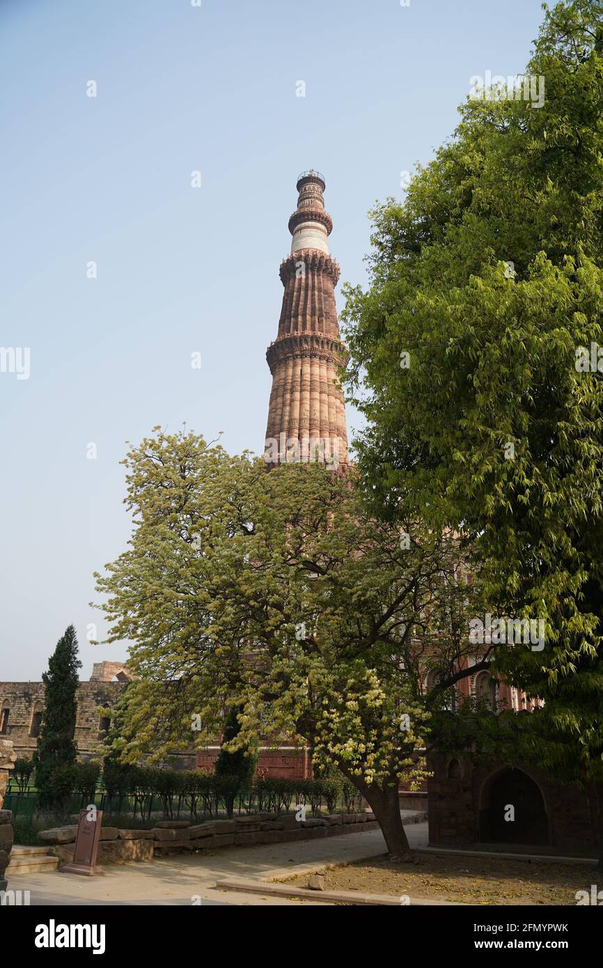 Il Qutb Minar, detto anche Qutub Minar e Qutab Minar, è un minareto e una "torre della vittoria" che fa parte del complesso Qutb, un eroe mondiale dell'UNESCO Foto Stock