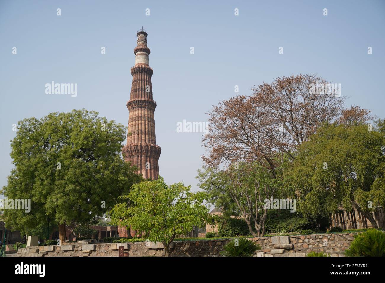 Il Qutb Minar, detto anche Qutub Minar e Qutab Minar, è un minareto e una "torre della vittoria" che fa parte del complesso Qutb, un eroe mondiale dell'UNESCO Foto Stock