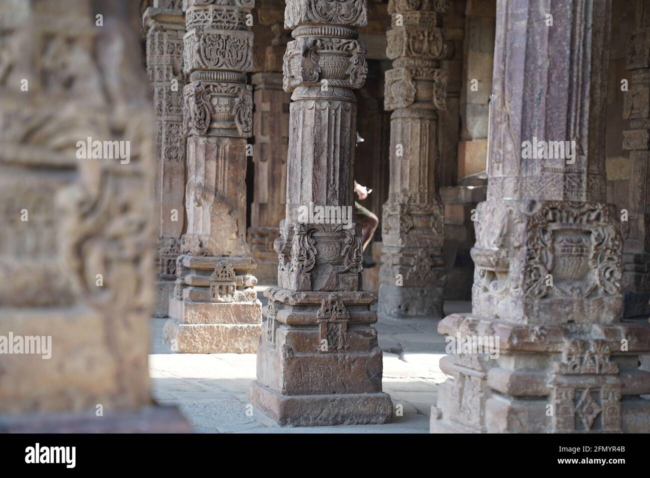 Il Qutb Minar, detto anche Qutub Minar e Qutab Minar, è un minareto e una "torre della vittoria" che fa parte del complesso Qutb, un eroe mondiale dell'UNESCO Foto Stock