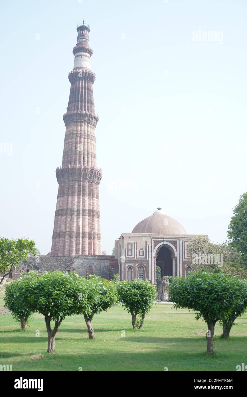 Il Qutb Minar, detto anche Qutub Minar e Qutab Minar, è un minareto e una "torre della vittoria" che fa parte del complesso Qutb, un eroe mondiale dell'UNESCO Foto Stock