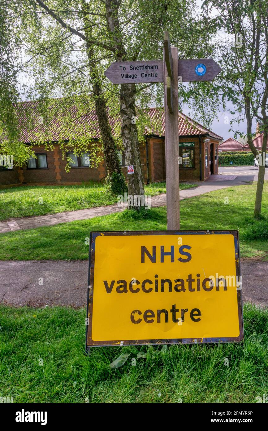 Segno per il Centro di vaccinazione di NHS nel villaggio di Norfolk di Snettisham. Durante la pandemia del coronavirus 2021 - 2022. Foto Stock