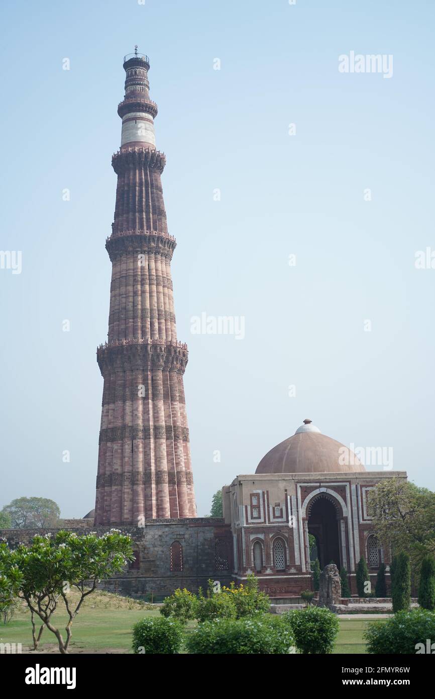 Il Qutb Minar, detto anche Qutub Minar e Qutab Minar, è un minareto e una "torre della vittoria" che fa parte del complesso Qutb, un eroe mondiale dell'UNESCO Foto Stock