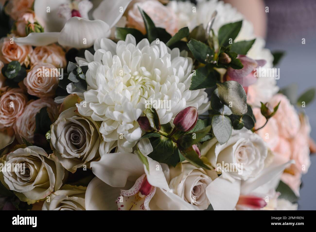 Molto bella giovane donna che tiene grande e bello fiore colorato bouquet di nozze con garofani viola e mattiole Foto Stock