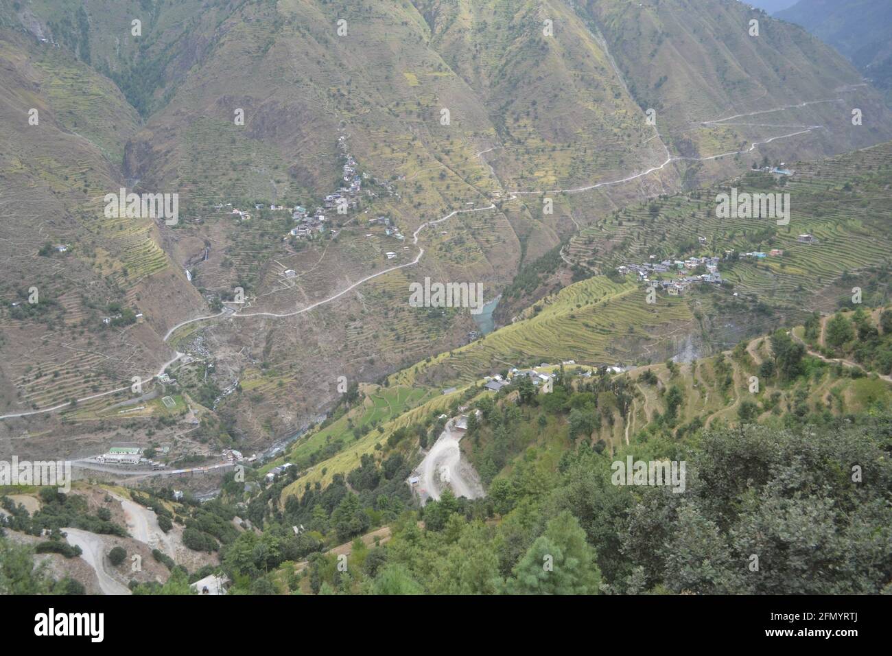 Bella vista della montagna andando a Manimahesh Yatra Foto Stock