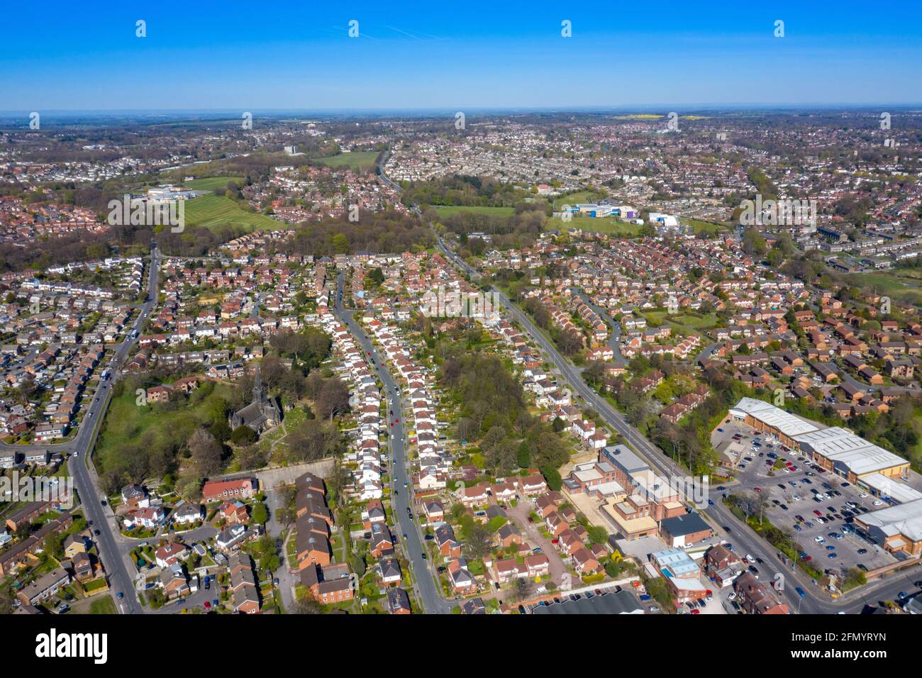 Foto aerea della città britannica di Meanwood a Leeds West Yorkshire che mostra le tipiche case del Regno Unito e le file di case dall'alto nella primavera ti Foto Stock