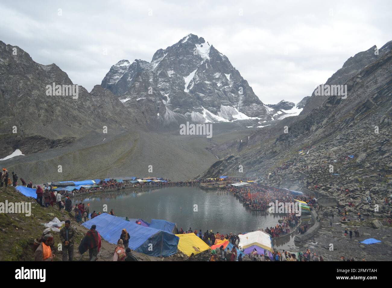 Bella vista della montagna andando a Manimahesh Yatra Foto Stock