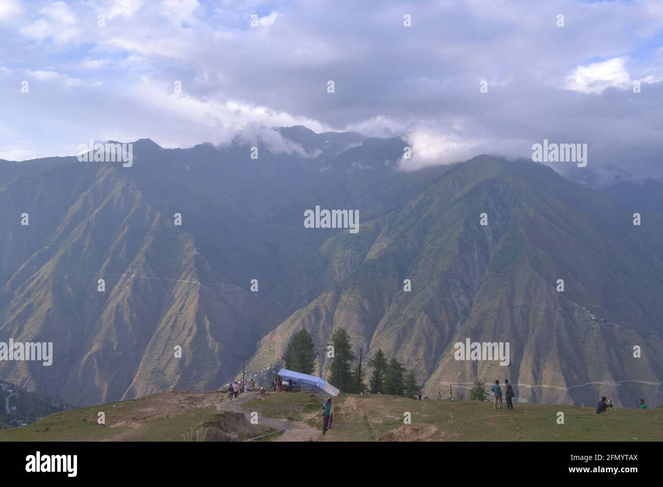 Bella vista della montagna andando a Manimahesh Yatra Foto Stock