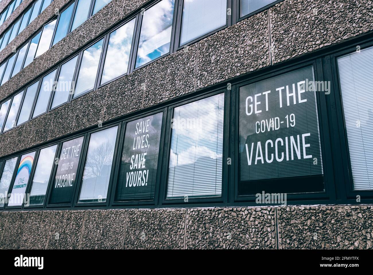 Ottenere il vaccino Covid 19 segno in finestra Foto Stock