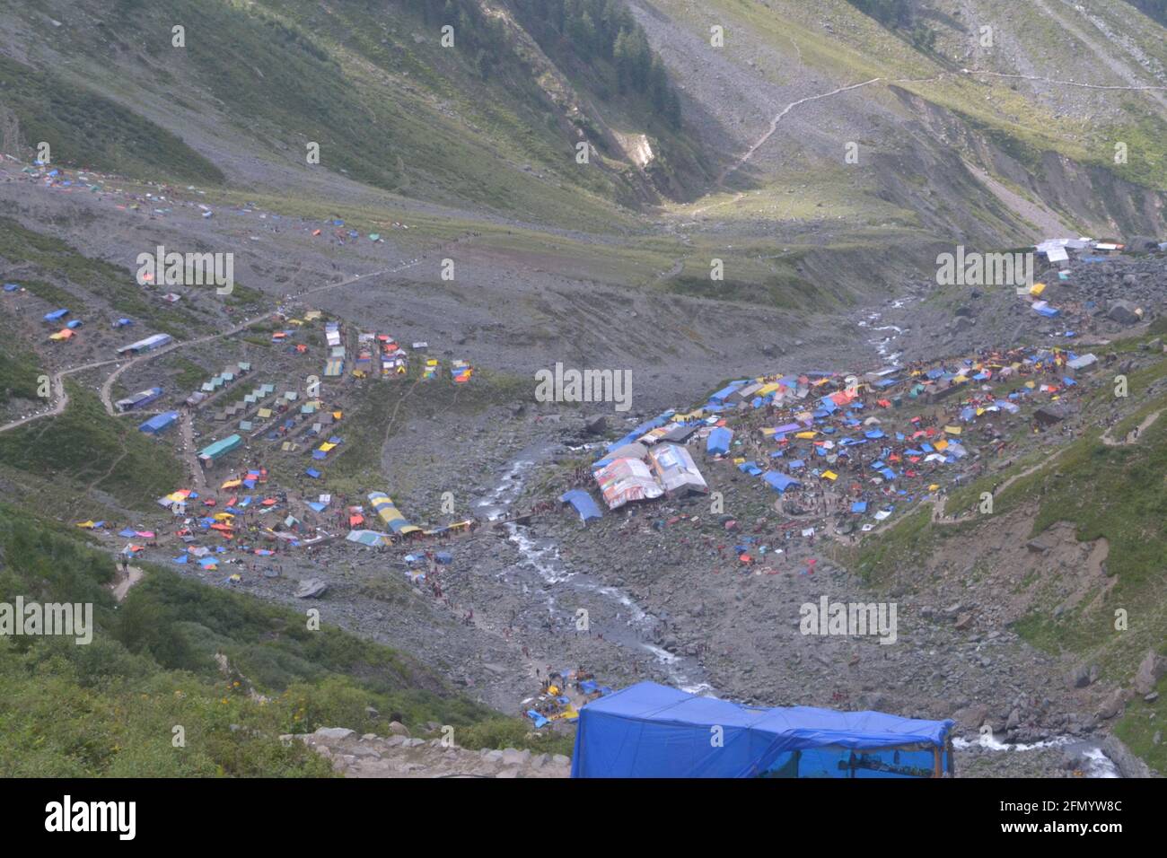 Bella vista della montagna andando a Manimahesh Yatra Foto Stock