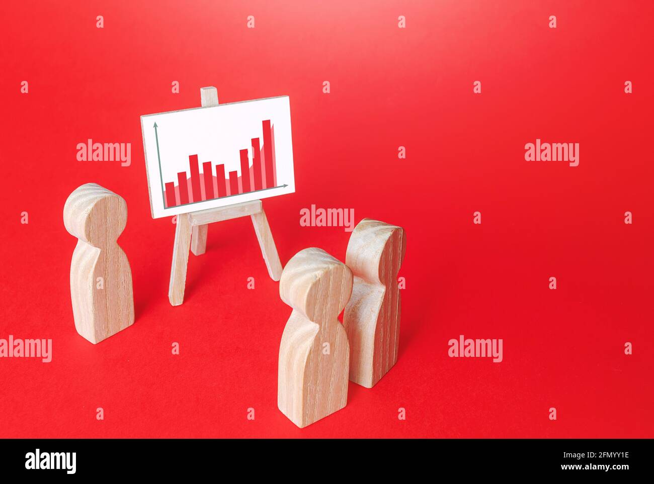 Persone alla presentazione del rapporto. Riepilogo. Analisi delle prestazioni economiche delle aziende. Ricerca di marketing, segmentazione. Reddito e profitto. Ottimista Foto Stock