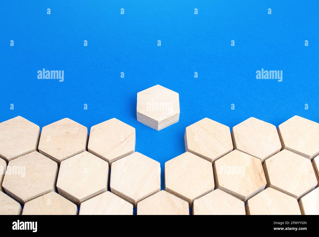 La figura esagonale emerge dalla struttura olistica. Uscire dalla linea e uscire dal sistema. Vai via. Partecipa o partecipa. Completo. Iniziativa di unicità. Orde di rottura Foto Stock