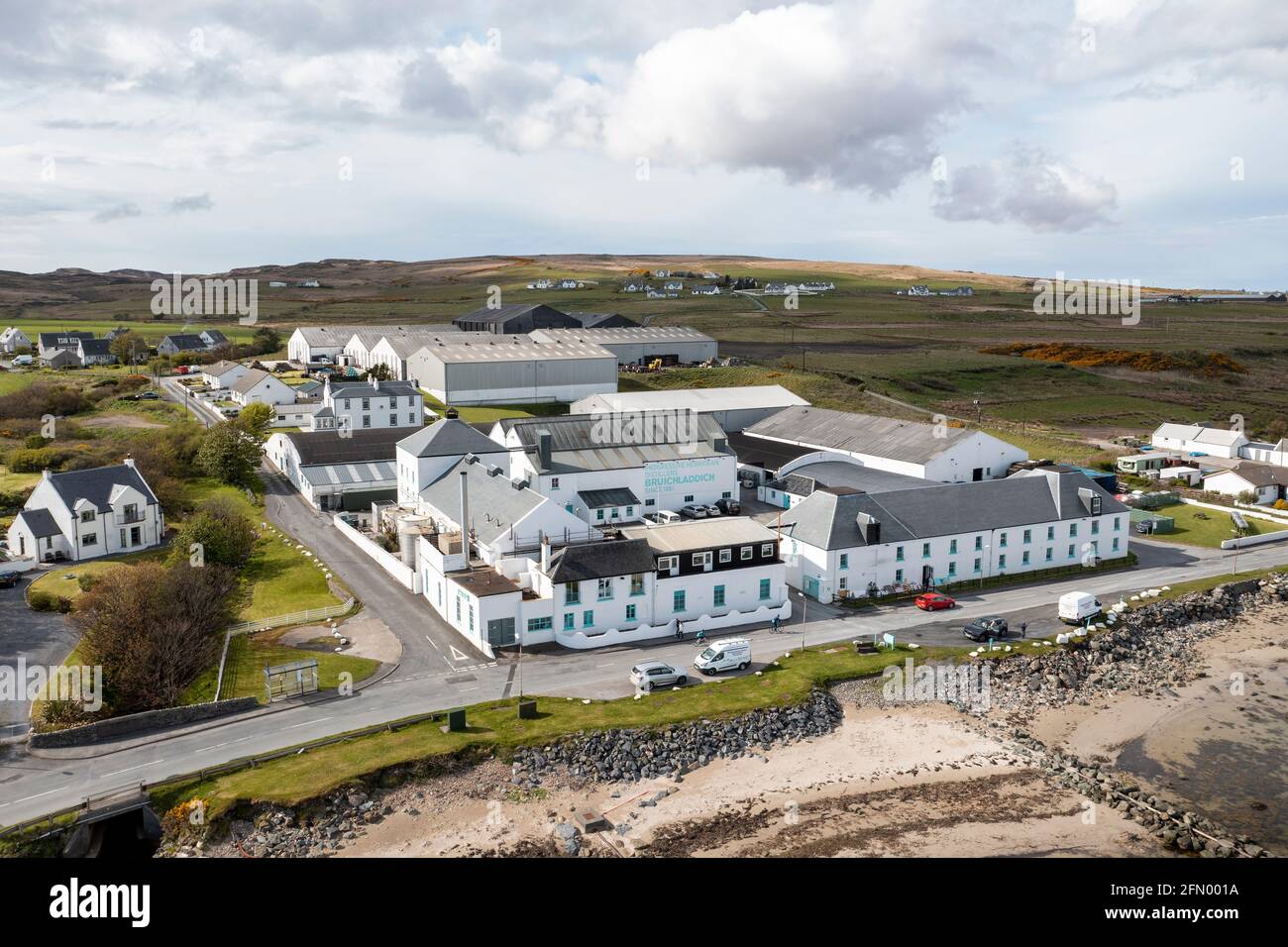 Veduta aerea della Distilleria Bruichladdich di proprietà di Rémy Cointreau, Islay, Inner Hebrides, Scozia Foto Stock