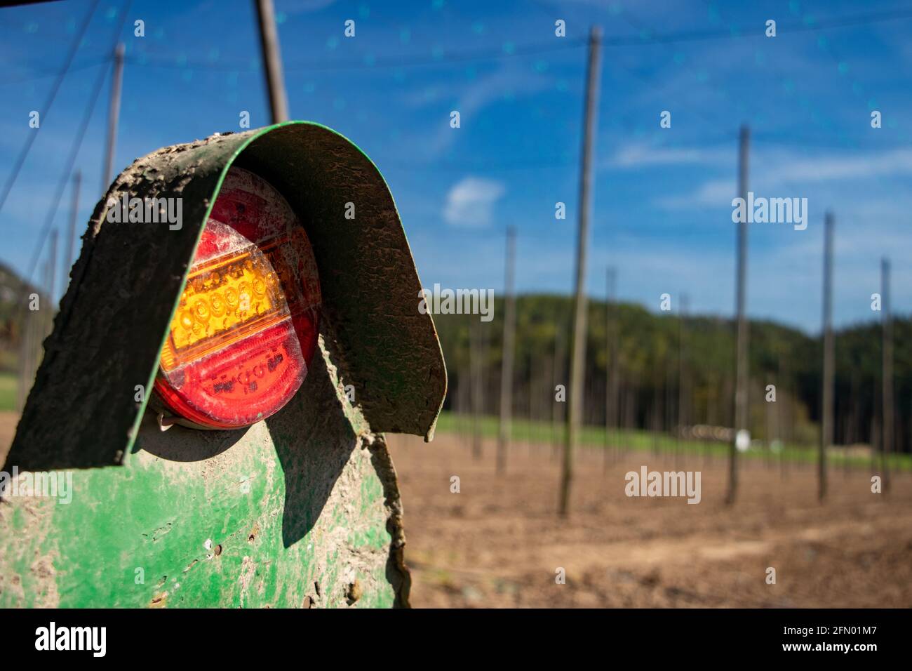 La luce posteriore di un rimorchio in piedi su un giardino di luppolo, primo piano. Foto Stock