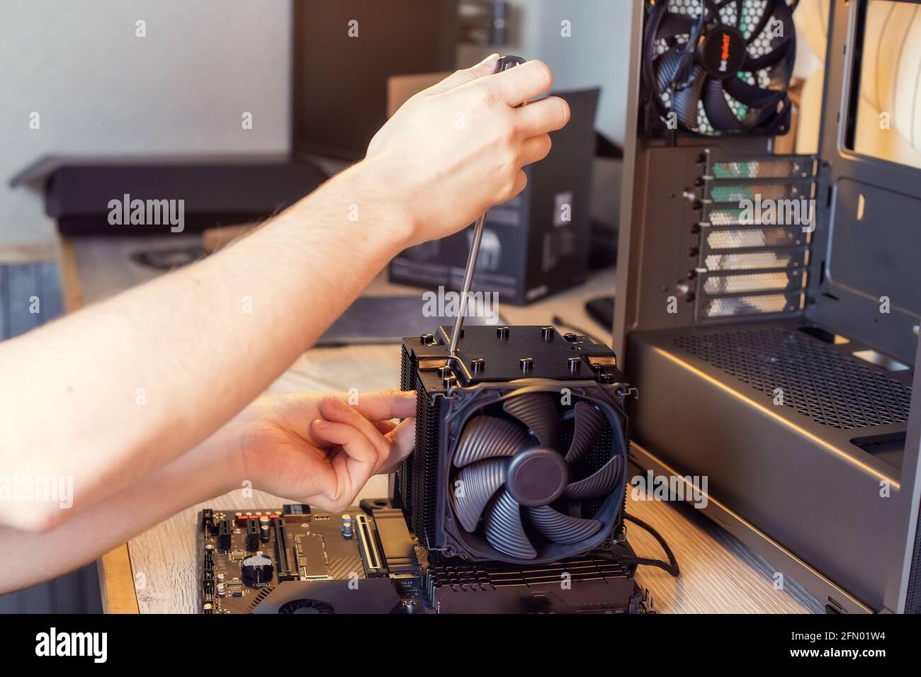 Installazione di un radiatore su un processore del personal computer. Il processo di aggiornamento della manutenzione del computer in un servizio Foto Stock