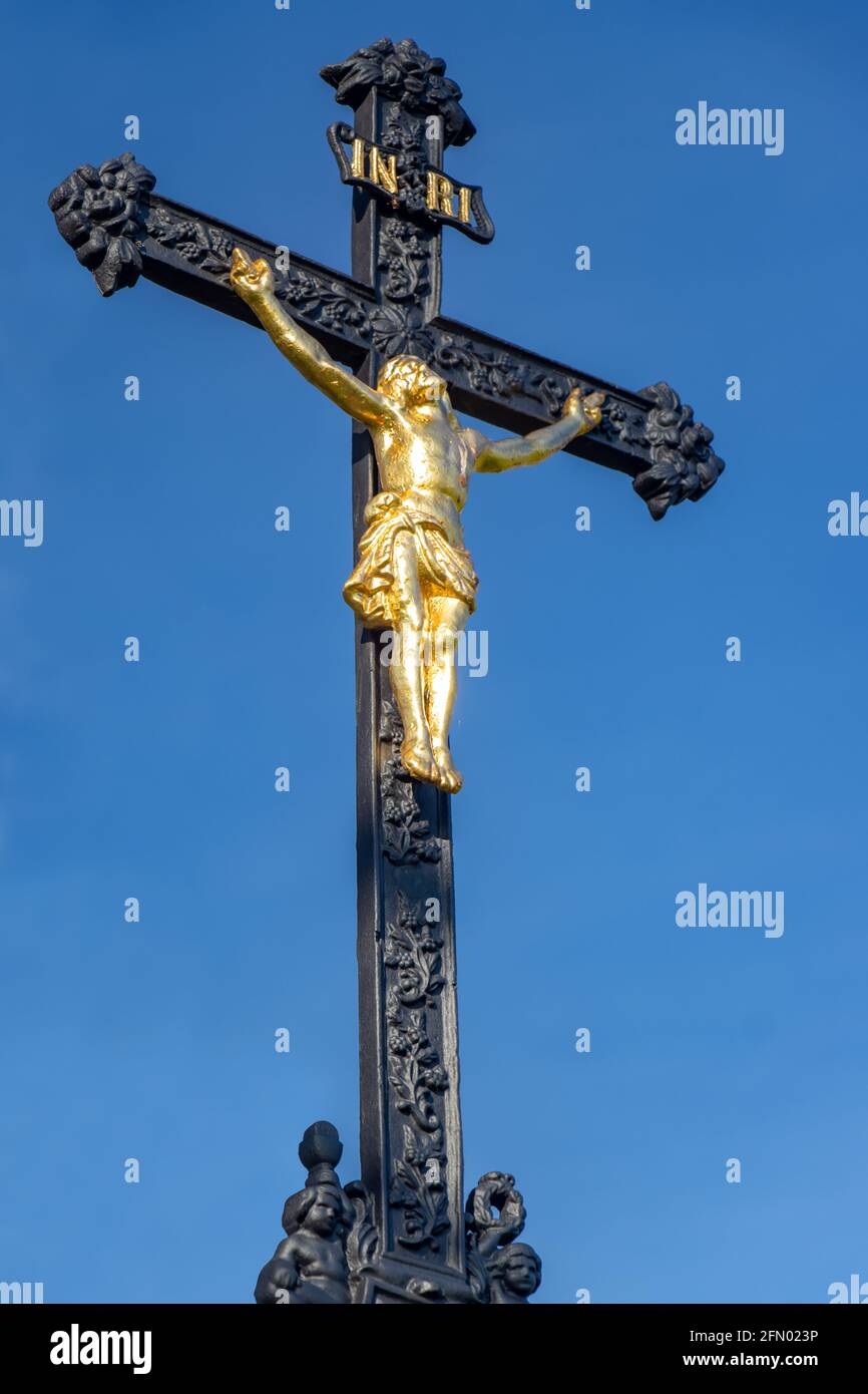 Una croce di ferro con Gesù Cristo crocifisso su a. sfondo di cielo blu Foto Stock