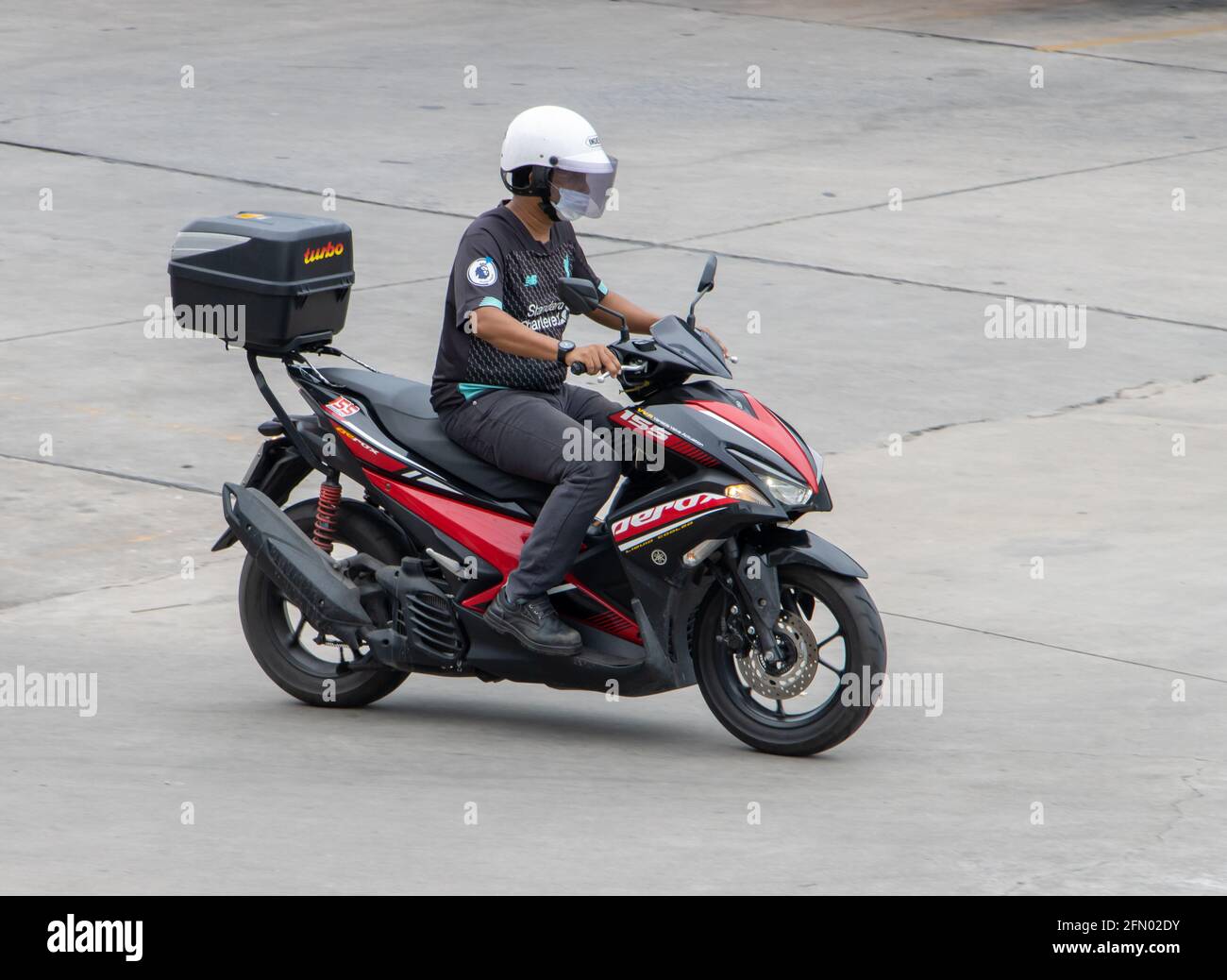 Motorcycle helmet box immagini e fotografie stock ad alta risoluzione -  Alamy