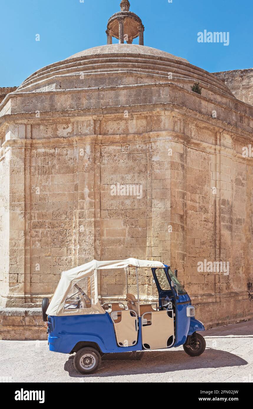 Tuk Tuk di fronte all'antico edificio. Concetto di destinazione del viaggio. Il tuk-tuk è un popolare veicolo turistico. Foto Stock