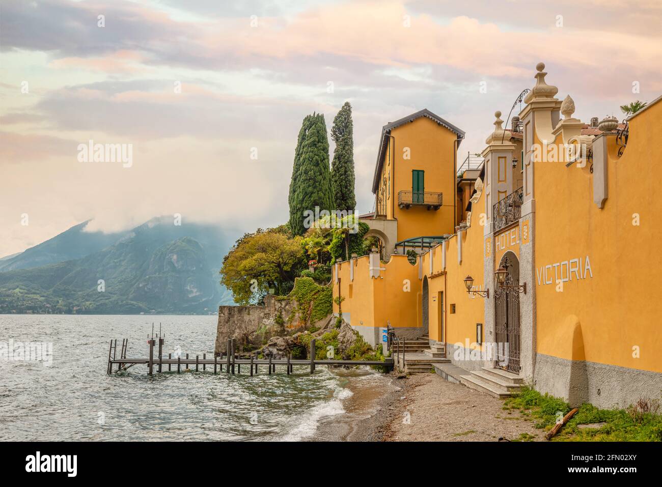 Lakeside Hotel Royal Victoria sul Lago di Como a Varenna, Lombardia, Italia, visto dal lago Foto Stock