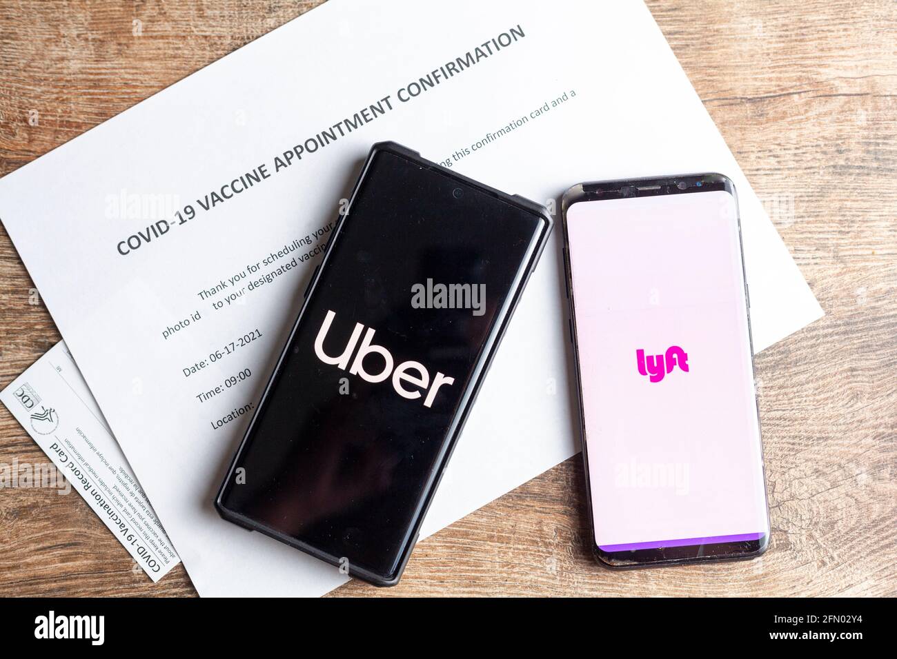 Clarksburg, MD, USA 05-12-2021: L'amministrazione di Biden ha annunciato un accordo che prevede che le applicazioni di condivisione di corsa lyft e uber offrano il trasporto gratuito a vacc Foto Stock