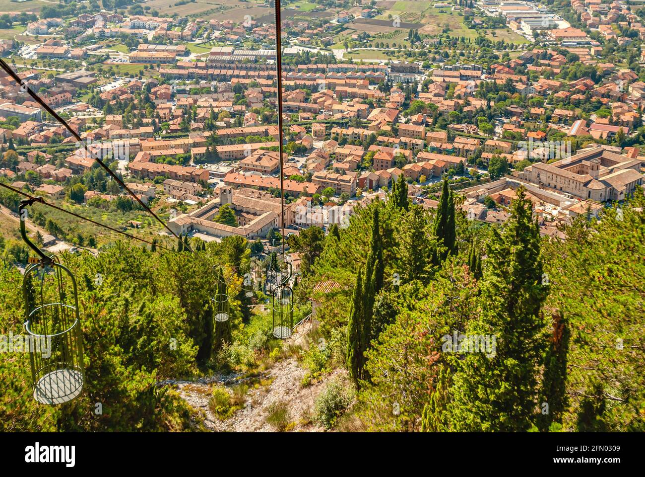 Funicolare sopra il centro di Gubbio, Umbria, Italia Foto Stock