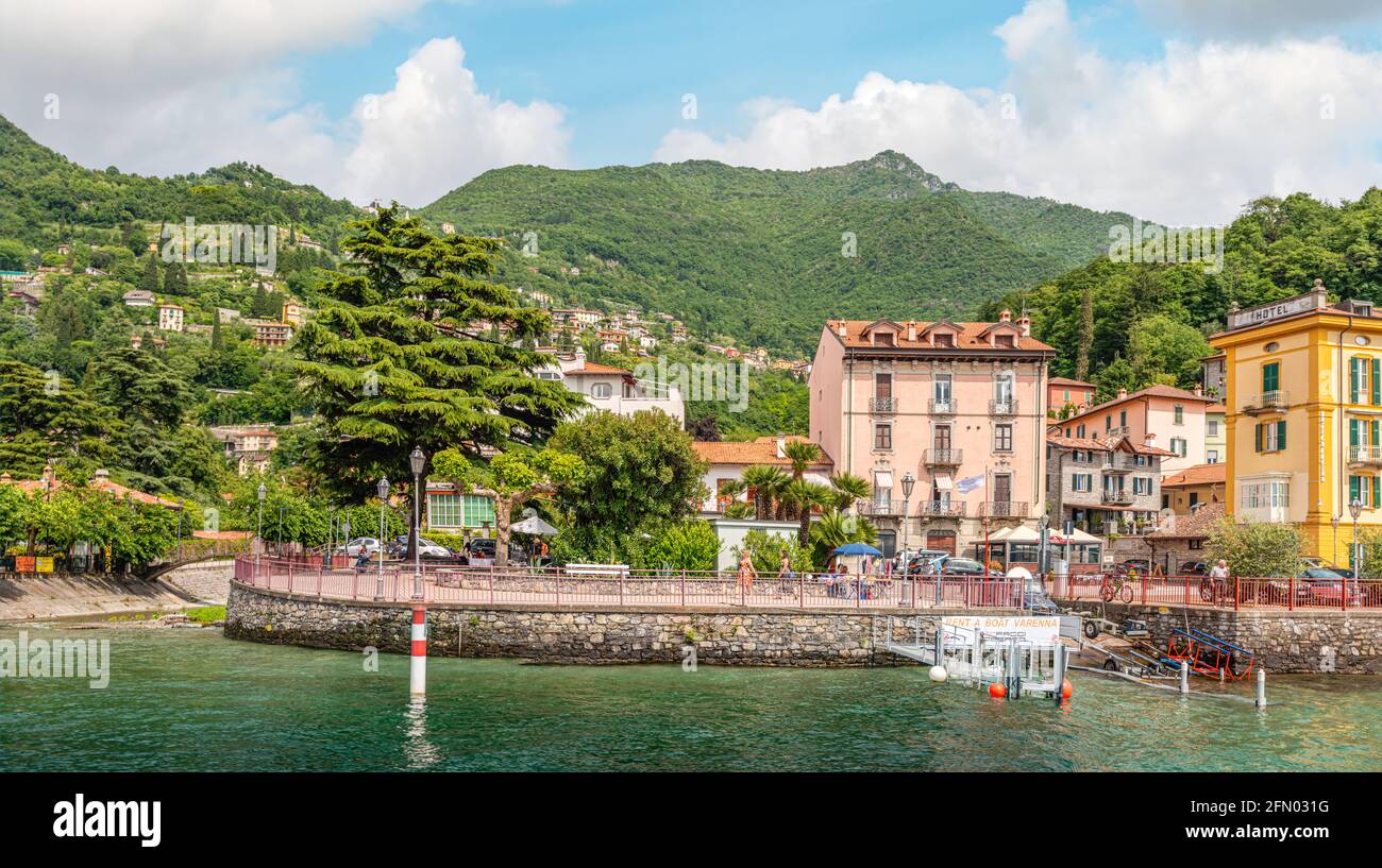 Lungomare di Varenna al Lago di Como visto dal lago, Lombardia, Italia Foto Stock
