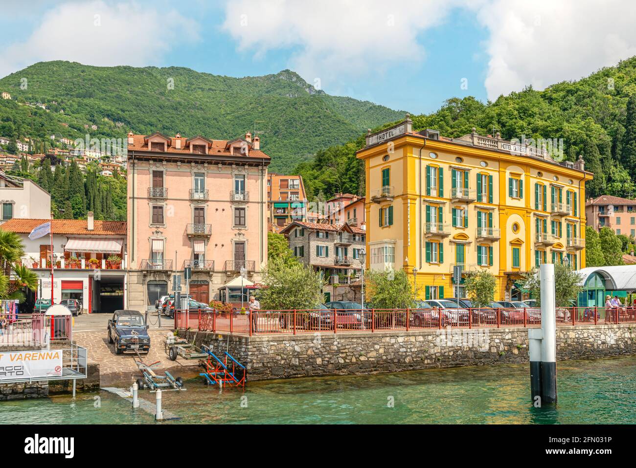 Lungomare di Varenna al Lago di Como visto dal lago, Lombardia, Italia Foto Stock