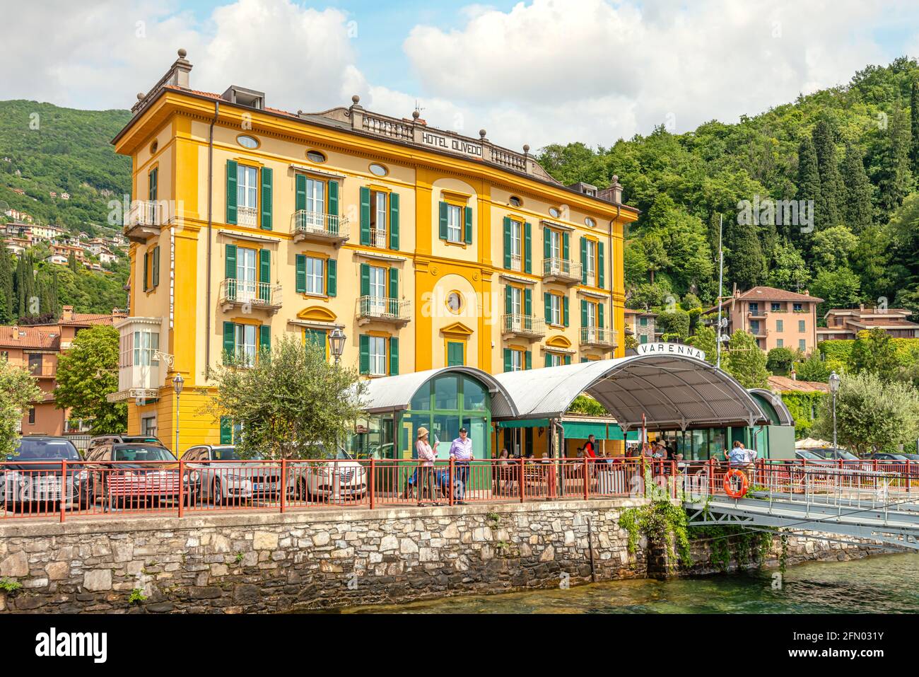 Lungomare di Varenna al Lago di Como visto dal lago, Lombardia, Italia Foto Stock