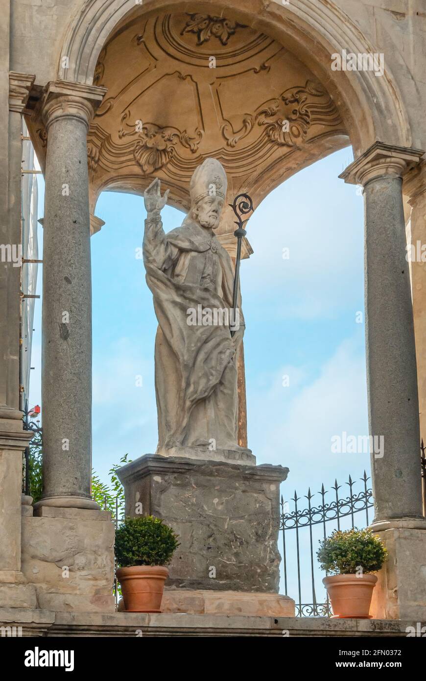 Statua di San Ubaldo a Gubbio, Umbria, Italia, costruita nel 1761 per commemorare il 600° anniversario della morte del Santo Patrono Foto Stock