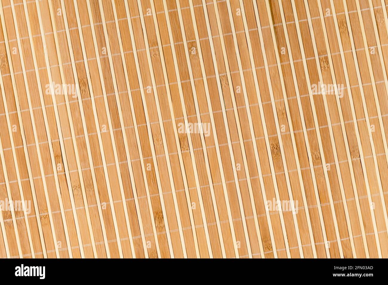 Primo piano di semplice tappeto da tavolo eco-friendly bambù / texture placemat. Per prodotti di legno sostenibili / prodotti forestali. Foto Stock