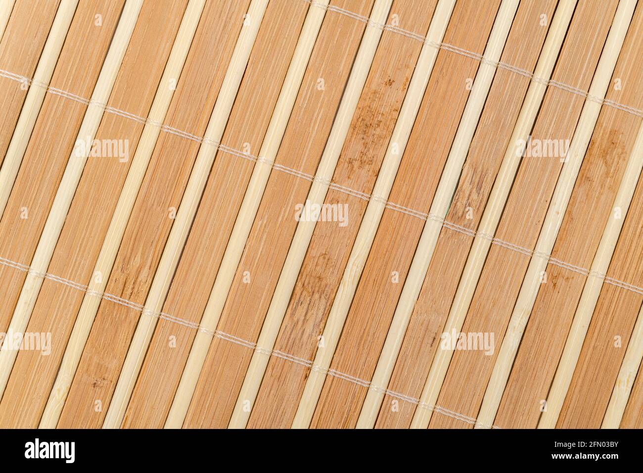 Primo piano di semplice tappeto da tavolo eco-friendly bambù / texture placemat. Per prodotti di legno sostenibili / prodotti forestali. Foto Stock