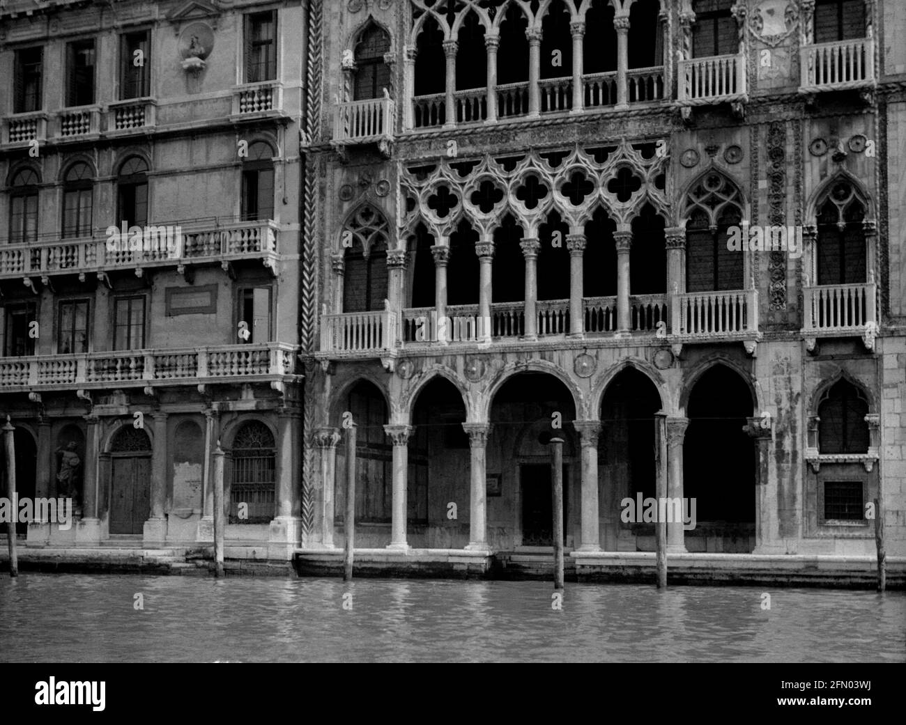 AJAXNETPHOTO. c.1908 -14. VENEZIA, ITALIA. - ALBUM DEL GRAND TOUR; SCANSIONI DA NEGATIVI ORIGINALI IN VETRO IMPERIALE - FACCIATA DELL'EDIFICIO ORNATO DELLA CASA D'ORO SUL CANAL GRANDE. FOTOGRAFO: SCONOSCIUTO. FONTE: AJAX VINTAGE PICTURE LIBRARY COLLECTION.CREDIT: AJAX VINTAGE PICTURE LIBRARY. RIF; 1900 4 13 Foto Stock