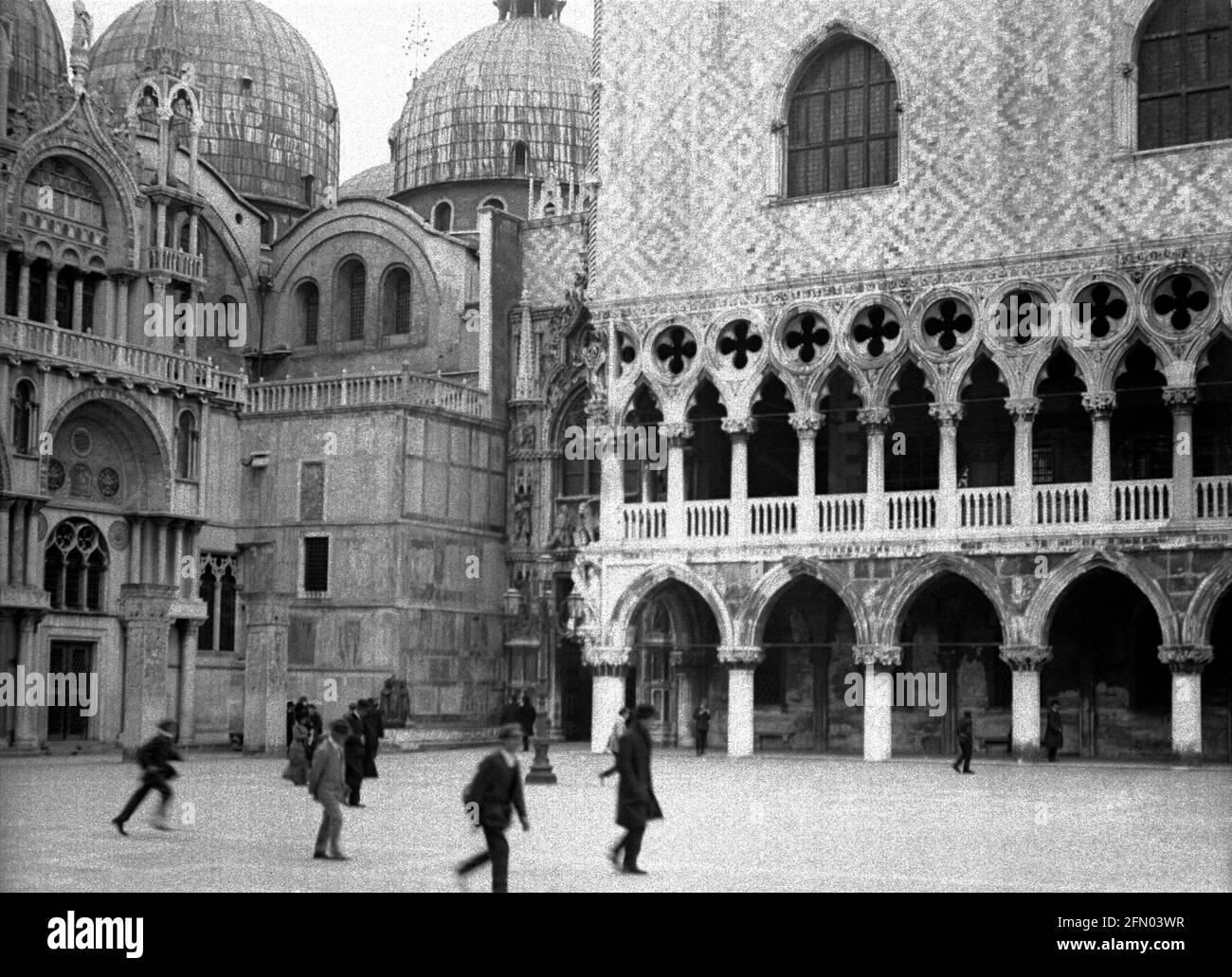 AJAXNETPHOTO. c.1908 -14. VENEZIA, ITALIA. - ALBUM GRAND TOUR; SCANSIONI DA NEGATIVI ORIGINALI IN VETRO IMPERIALE - ANGOLO DI PIAZZA ST.MARK. FOTOGRAFO: SCONOSCIUTO. FONTE: AJAX VINTAGE PICTURE LIBRARY COLLECTION.CREDIT: AJAX VINTAGE PICTURE LIBRARY. RIF; 1900 5 06 Foto Stock