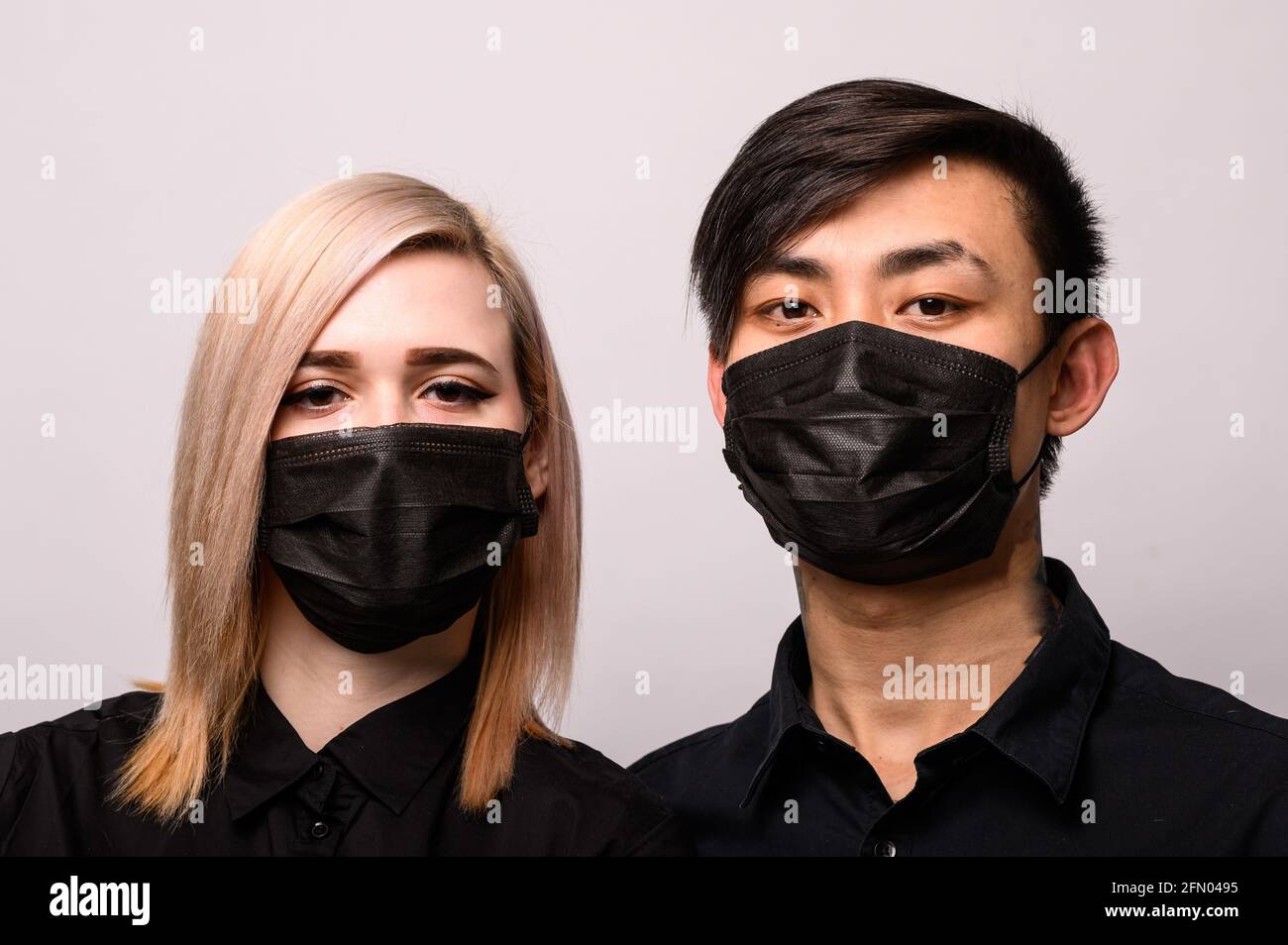 Infezione cinese Corona Virus mascherato ragazza e l'uomo asiatico su sfondo bianco, il concetto di epidemia del virus in Cina Foto Stock