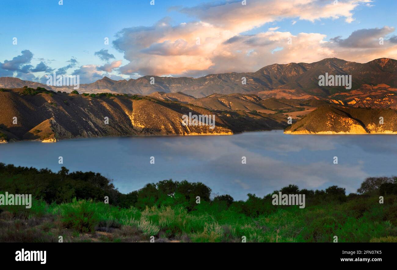 Tramonto al lago Cachuma, Santa Ynez Valley, Santa Barbara County, California Foto Stock