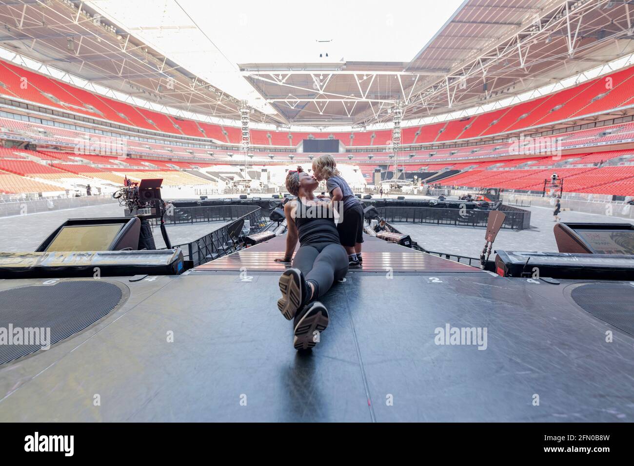 DATA DI USCITA: 21 maggio 2021 TITOLO: Pink: All i Know finora STUDIO: Amazon Studios REGISTA: Michael Gracey TRAMA: Uno sguardo dietro le quinte a P!NK come lei equilibra la famiglia e la vita su strada, fino alla sua prima performance Wembley Stadium nel tour mondiale 'Beautiful Trauma' del 2019. CON LA STELLA: ROSA. (Immagine di credito: © Amazon Studios/immagini di intrattenimento) Foto Stock