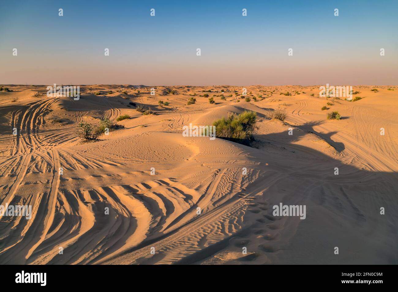 Impronte nella sabbia lungo strada duna che si inabra. Paesaggio desertico. Safari turistico su dune di sabbia nel deserto. Dubai Safari Emirati Arabi Uniti Foto Stock
