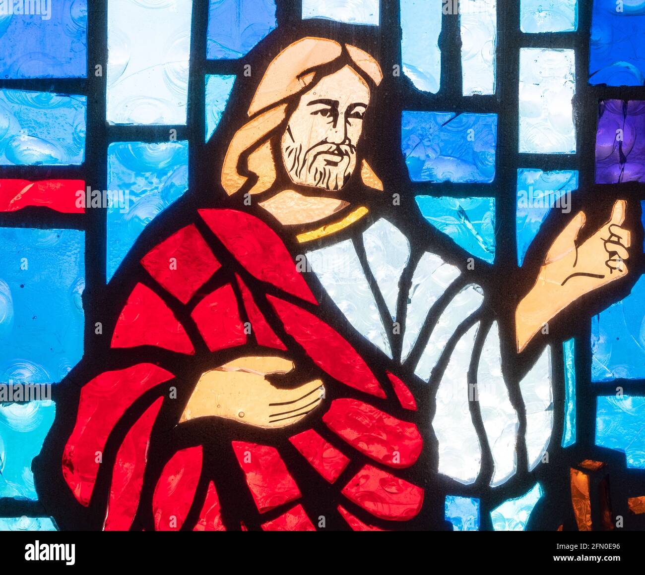 Vetrate nella chiesa cristiana con l'immagine di Gesù Foto Stock