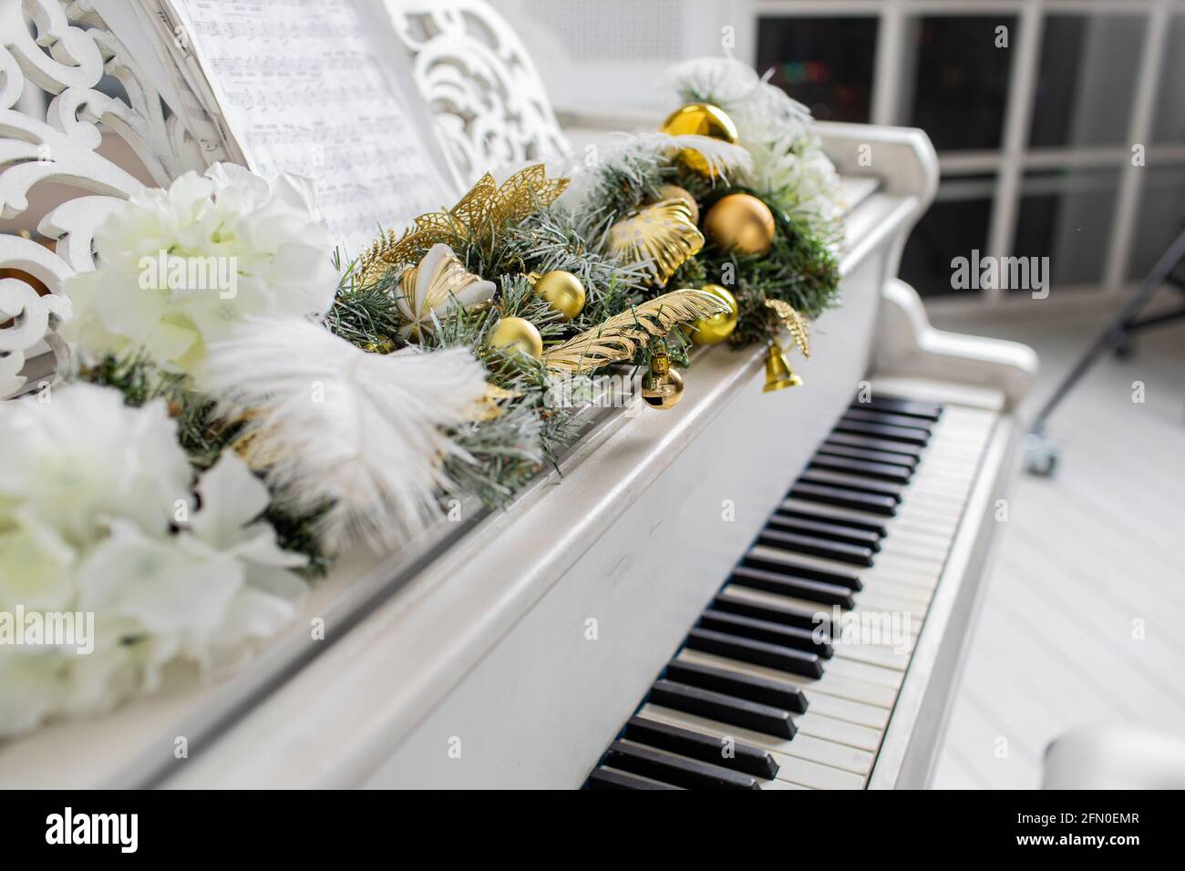 Pianoforte bianco in camera bianca. Musica. Foto Stock